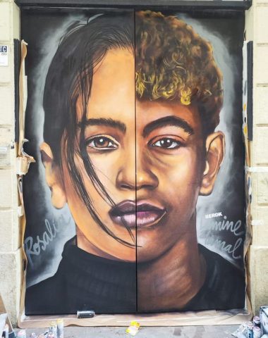 Mural Rosalía y Lamine Yamal arte urbano en Unihabit mural Rosalía Lamine Yamal graffiti realista puerta residencia estudiantes Barcelona