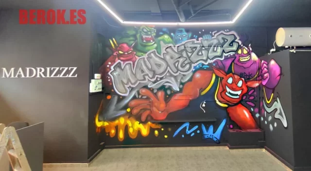 Graffiti cartoon con letras urbanas Graffiti cartoon con monstruos y letras urbanas en interior de local moderno