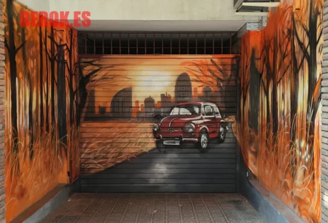Graffiti seat 600 rojo en puerta de garaje con paisaje urbano al atardecer