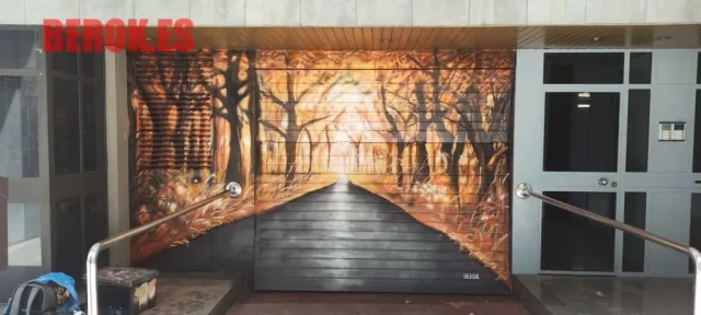 Mural paisaje otoñal con camino en perspectiva en puerta de garaje