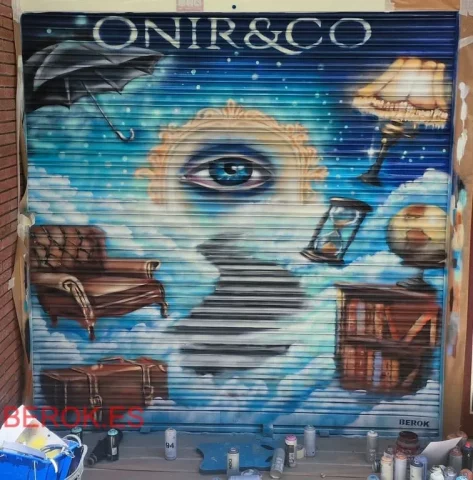 Graffiti en persiana con ojo central, reloj de arena, lámpara, paraguas y elementos flotando en cielo azul