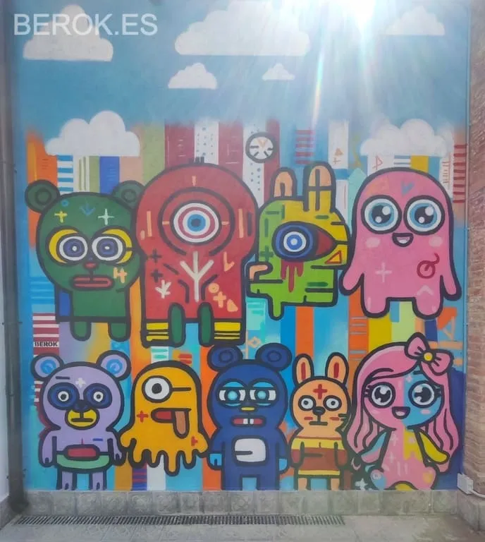 Graffiti de personajes cartoon y kawaii con colores vivos en mural de arte urbano