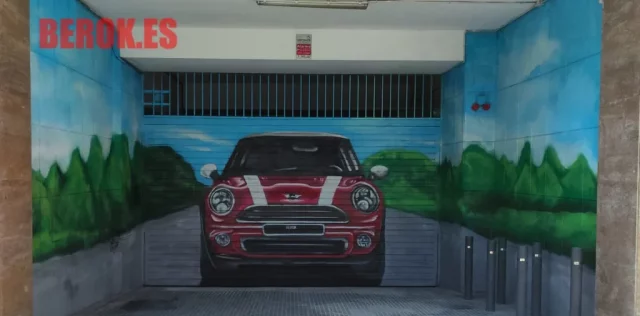 Graffiti coche mini rojo en garaje con carretera y vegetación