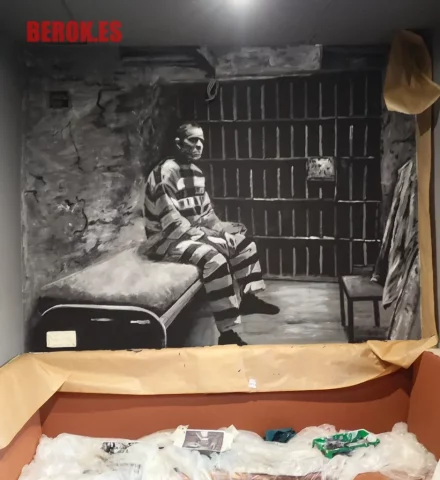 Mural preso en celda de alcatraz Graffiti preso en celda de alcatraz sentado en cama con barrotes
