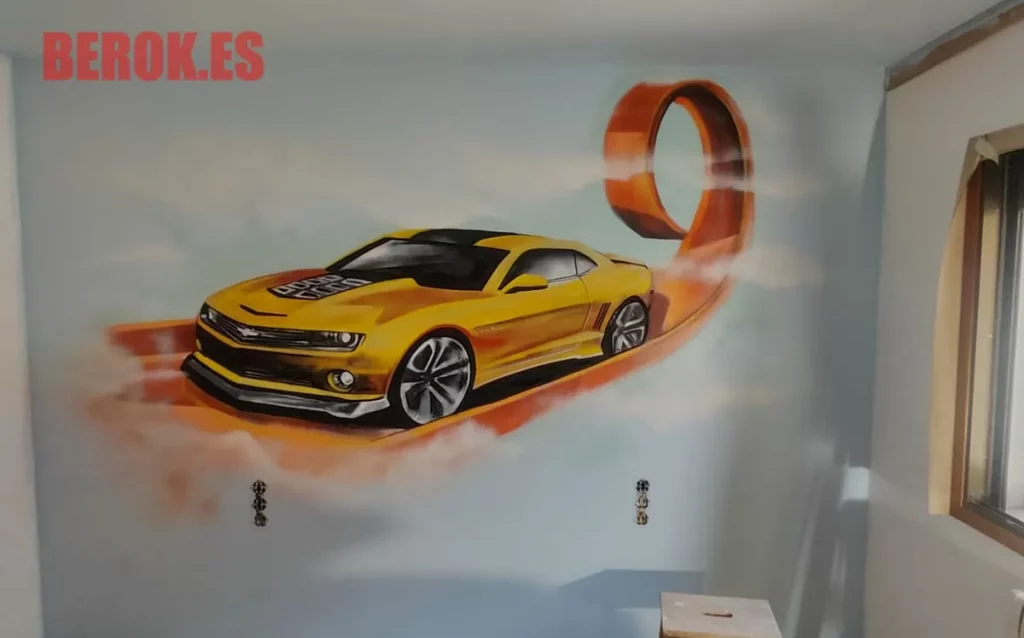 Graffiti coche deportivo amarillo tipo hot wheels en pared interior