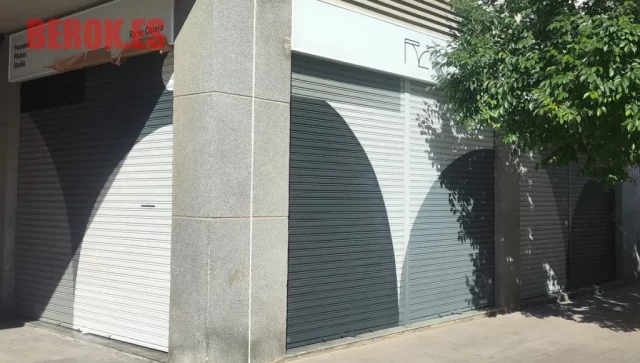Graffiti persianas minimalistas en tonos grises con formas geométricas