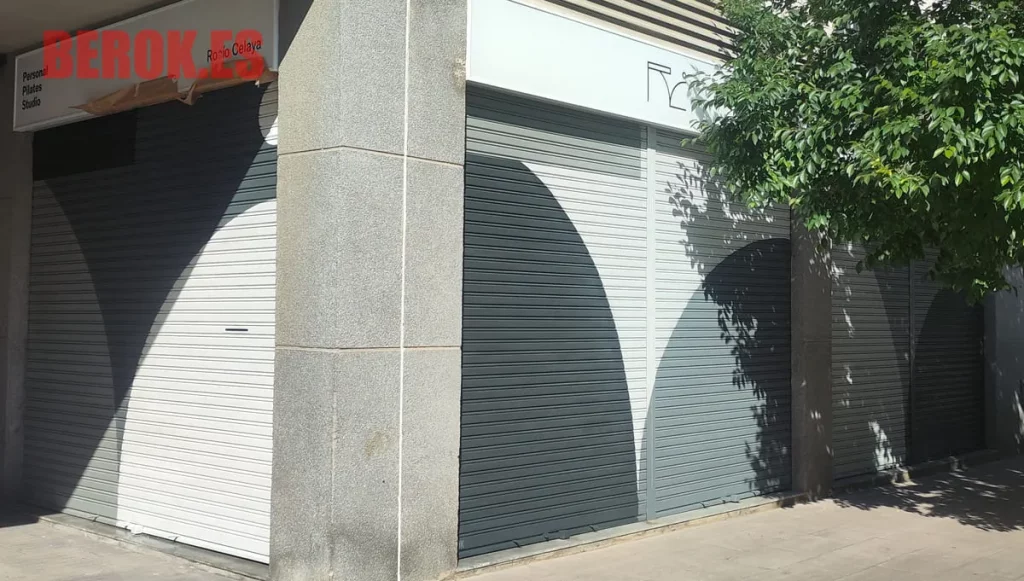 Graffiti persianas minimalistas en tonos grises con formas geométricas