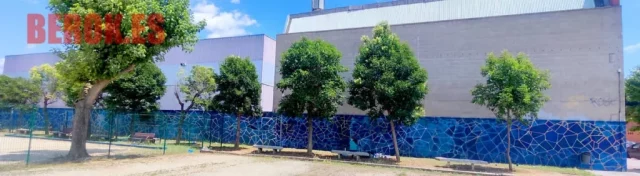 Mural trencadís azul estilo Gaudí Graffiti abstracto azul estilo trencadís inspirado en Gaudí en muro exterior