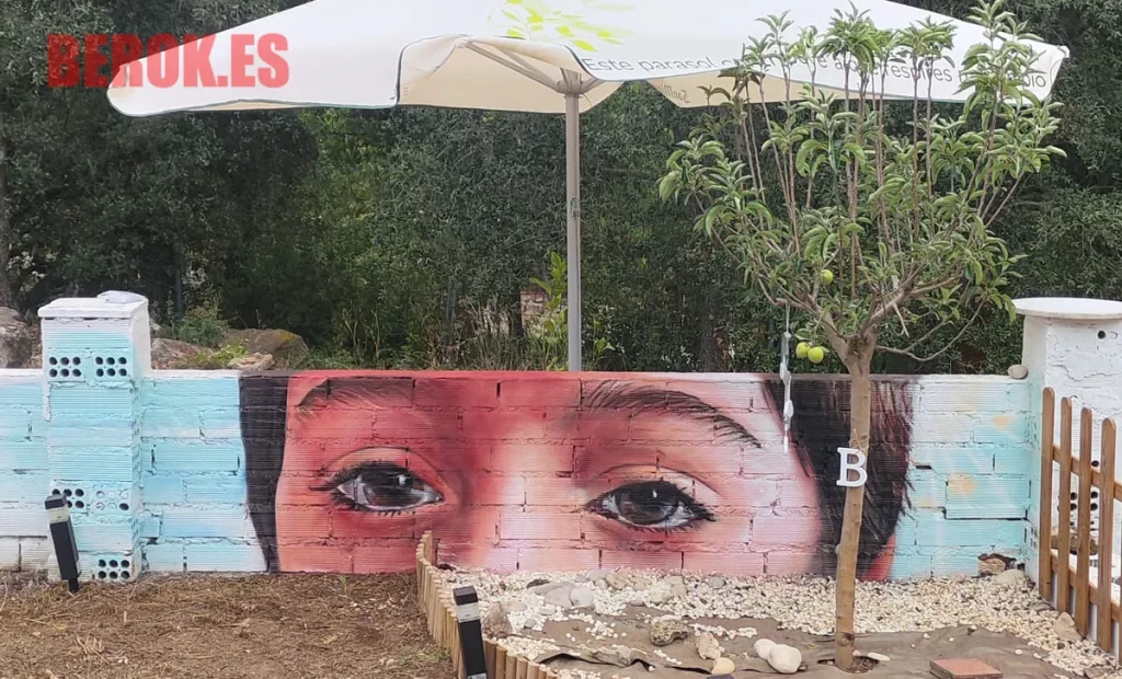 Graffiti ojos realistas de niño en muro con estilo retrato emocional