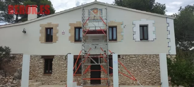 Reloj de sol pintado a mano Mural reloj de sol pintado en fachada de casa con estilo tradicional