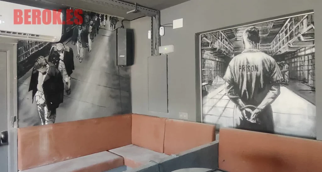 Graffiti escenas de Alcatraz con preso y pasillo carcelario en blanco y negro