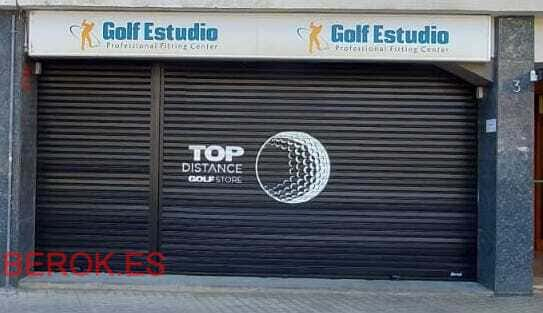 Persiana metálica negra con rotulación blanca de tienda de golf y logotipo de pelota
