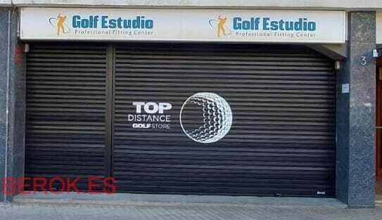 Persiana metálica negra con rotulación blanca de tienda de golf y logotipo de pelota