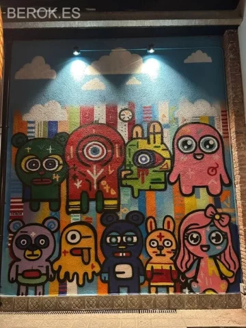 Mural de personajes estilo toys Graffiti de personajes estilo toys y street art con muñecos urbanos de colores