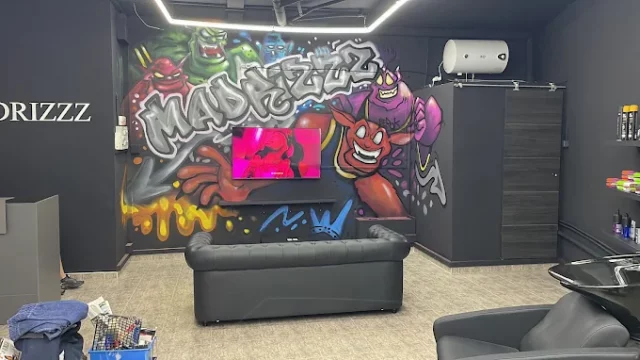 Graffiti de los monstruos Goon Squad de Space Jam en la barbería Madrizzz Barber Shop de Sant Pere de Ribes