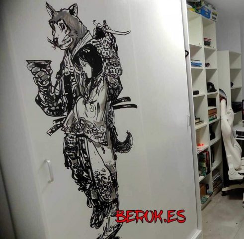 Ilustración mural inspirada en Kim Jung Gi pintada sobre armario blanco en estudio creativo.