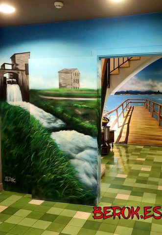 Mural paisajístico en el Hotel Jardí de Mollerussa con cascada, río, embarcadero y paisaje natural pintado a mano.