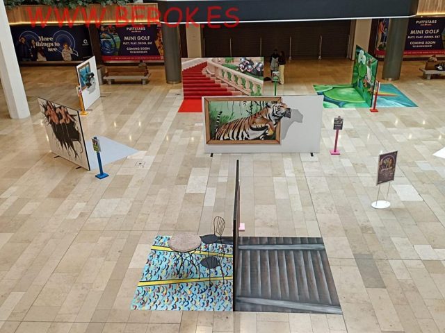 Evento interactivo de trampantojos 3D en centro comercial con tigre, escalera infinita y escenarios para fotos.