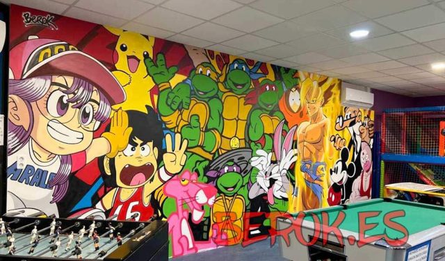 Mural infantil con Goku, Tortugas Ninja, Mickey Mouse, Pac-Man, Pikachu y personajes clásicos retro.