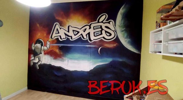 Armario empotrado decorado con graffiti espacial personalizado y nombre Andrés en letras urbanas.