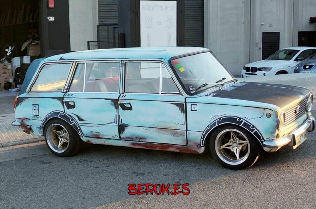 Seat familiar clásico personalizado con graffiti cartoon y efecto ilustración dibujada a mano.
