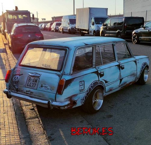 Seat clásico familiar personalizado con graffiti estilo cartoon y estética rat rod urbana.