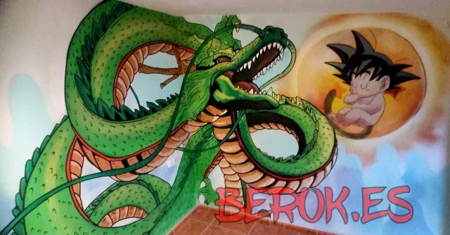Mural de Dragon Ball con Shenron y Goku bebé pintado en habitación infantil.
