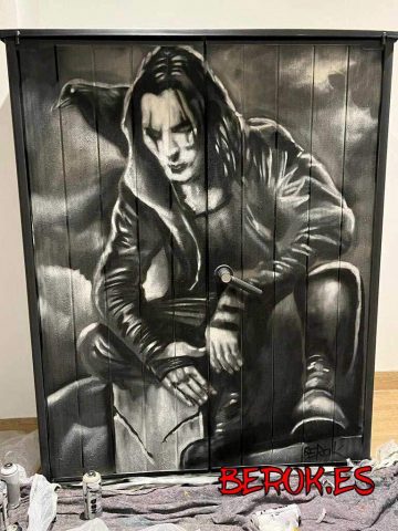 Graffiti de El Cuervo inspirado en Brandon Lee pintado sobre armario negro en blanco y negro.