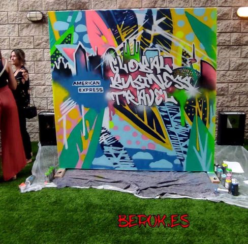 Mural graffiti colorido para evento American Express con lettering urbano y formas abstractas.