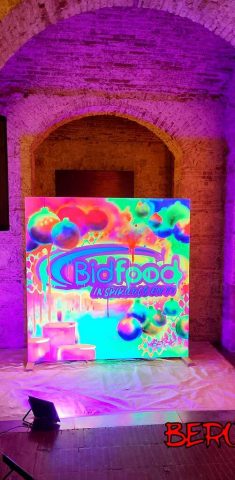 Graffiti fluorescente de Bidfood para evento en Sala Moritz con pintura reactiva a luz negra.