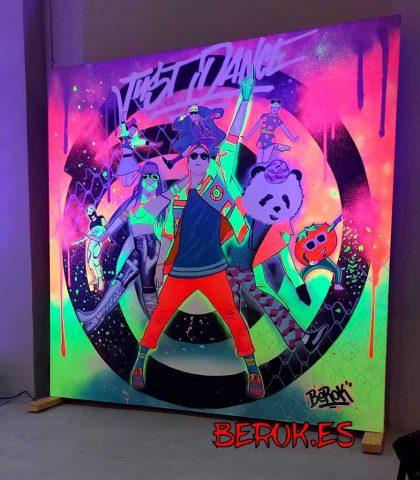 Graffiti fluorescente con luz negra inspirado en Just Dance para eventos y photocalls interactivos.