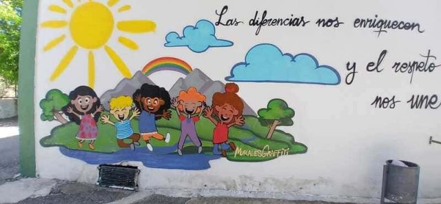 Taller de graffiti infantil en colegio de Granada Taller de graffiti infantil en colegio de Granada con mural educativo y niños