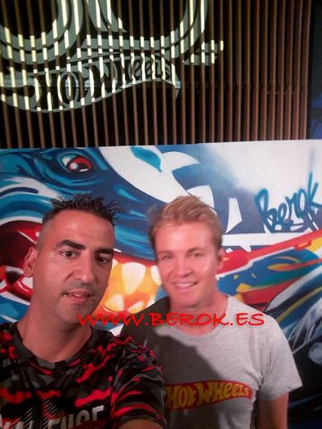 Graffiti Hot Wheels 50 aniversario París con Nico Rosberg y Berok junto al mural