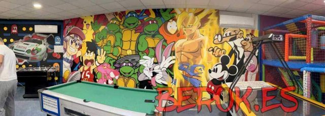 Mural infantil de videojuegos y dibujos animados con Goku, Tortugas Ninja, Mickey Mouse, Pac-Man y coche Castrol.