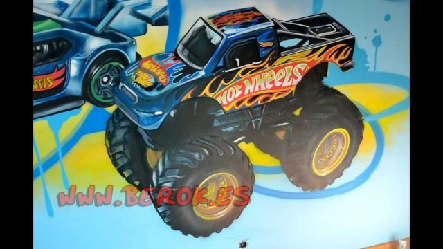 Graffiti Hot Wheels con coche monster azul y llamas en habitación infantil