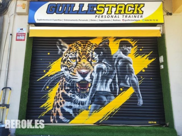 Mural urbano fitness para Guillestack Graffiti urbano para gimnasio Guillestack con jaguar y deportistas en estilo realista contemporáneo.