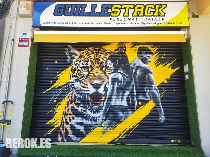Graffiti urbano para gimnasio Guillestack con jaguar y deportistas en estilo realista contemporáneo.