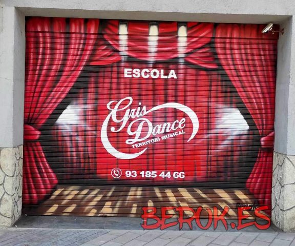 Persiana graffiti para escuela de danza con cortinas rojas de teatro y escenario iluminado.