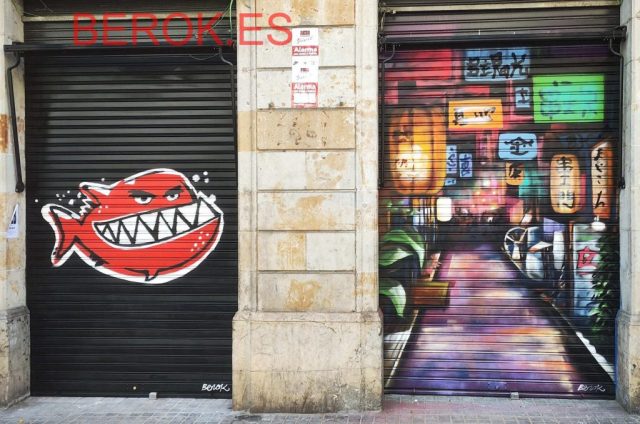 Persianas pintadas para Monster Sushi con logotipo cartoon y calle japonesa estilo Tokio sobre cierres metálicos.