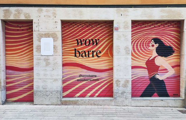 Graffiti en persianas para estudio barre con mural femenino artístico y diseño ondulado en tonos cálidos