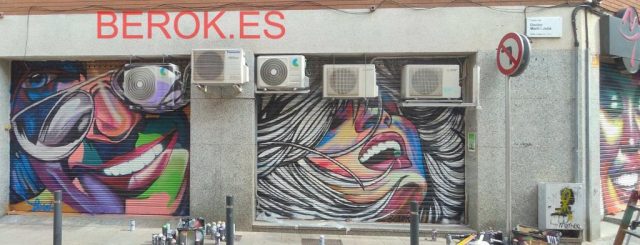 Graffiti urbano en persianas metálicas con retratos femeninos de estilo pop art en Centre Dental Dra. Casaus de El Prat.