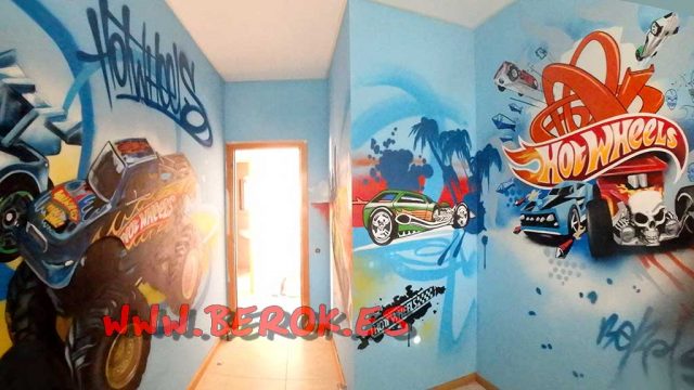 Mural Hot Wheels en pasillo habitación infantil con coches y colores vivos