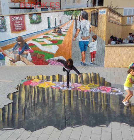 Trampantojo 3D de suelo para el Corpus de Sitges con alfombra floral y mural costumbrista en pared.