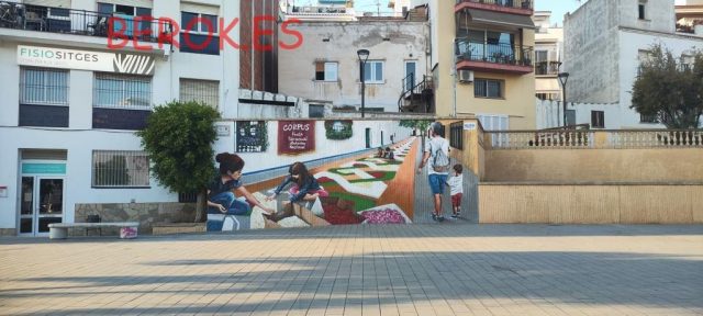 Mural del Corpus de Sitges en Plaça Catalunya con alfombras florales