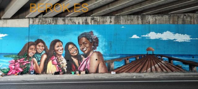 Mural Puerto Cabezas Bilwi con mujeres y muelle tropical