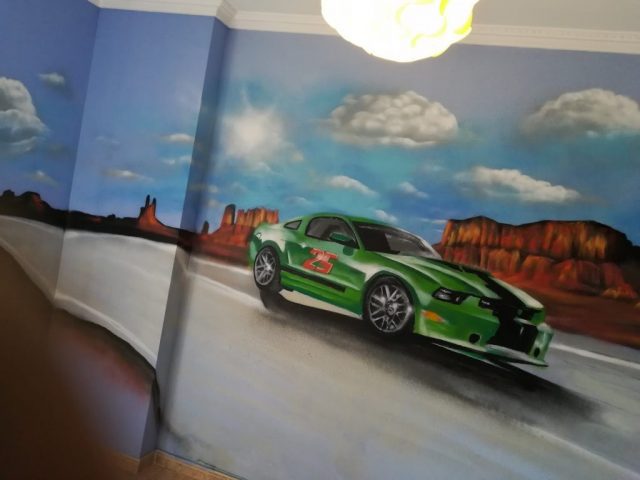 Mural coche deportivo verde en carretera para habitación infantil