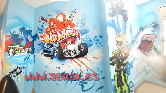 Habitación infantil decorada con mural Hot Wheels coches y piloto