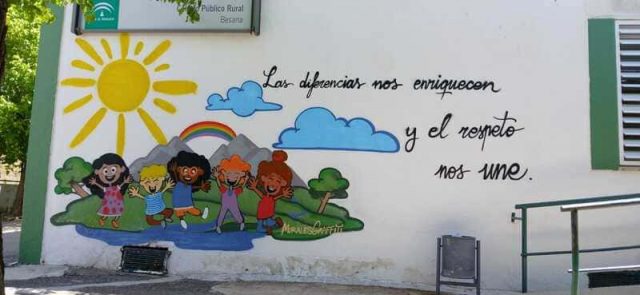 Mural infantil sobre respeto y diversidad en Granada Mural escolar con niños y frase sobre respeto en CEIP Besana Granada