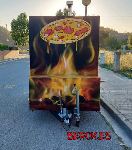 Remolque de pizzas decorado con graffiti de pizza flotante y llamas estilo horno de leña.