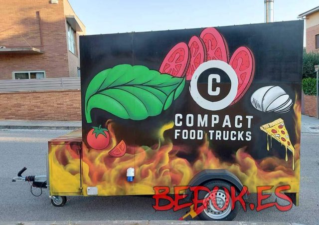 Food truck decorado con graffiti de ingredientes italianos y llamas sobre fondo negro.